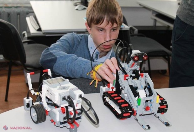 Elevii unui colegiu din Chișinău construiesc ROBOȚI