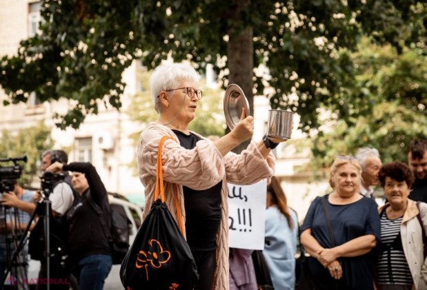 Flashmob împotriva majorării tarifelor pentru apă, organizat de PCRM și Partidul „ȘOR” în fața ANRE: „Vremuri bune pe apa sâmbetei. Jos guvernarea! Jos ANRE!”