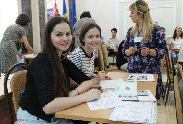 FOTO Prima zi de ADMITERE la facultate - cu note de 5 și contracte usturătoare