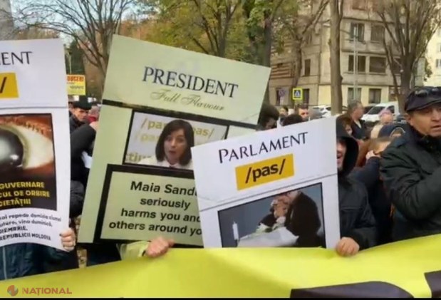 Un nou flashmob organizat la Parlament: „PAS ucide speranțele moldovenilor”