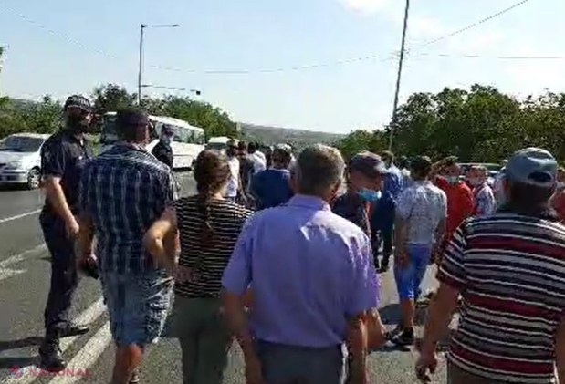 UPDATE, VIDEO // MAI a adus MASCAȚII să-i oprească pe FERMIERI. Agricultorii NU sunt lăsați să intre în Chișinău, sub podul de la Telecentru. În semn de protest au BLOCAT traseul național Chișinău - Hâncești
