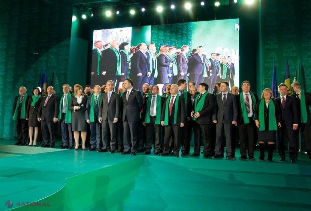 REPORTAJ FOTO // Oficiali PPE şi Mihail Saakaşvili, la Chişinău, cu fulare VERZI