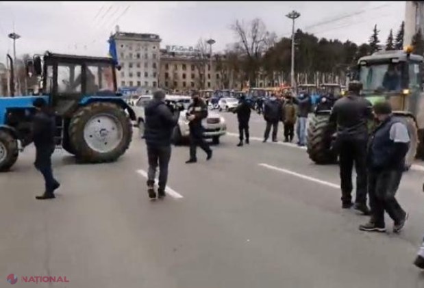 FOTO // Fermierii au BLOCAT pentru jumătate de oră bulevardul Ștefan cel Mare din centrul Chișinăului, nemulțumiți că autoritățile NU le îndeplinesc revendicările