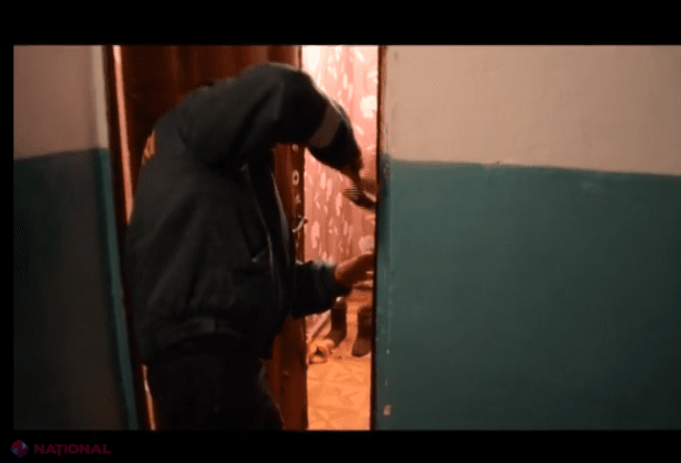 VIDEO // Patru frați, cu vârste între unul și patru ani, rămași BLOCAȚI în casă la Bălți