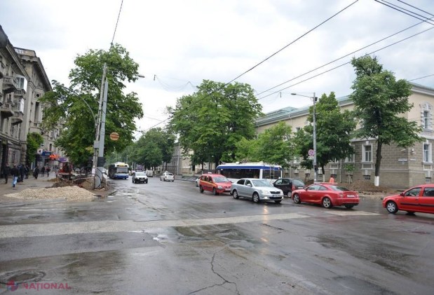 FOTO // Lucrări de reconstrucție pe bd. Ștefan cel Mare și Sfânt. Când va fi SISTAT transportul?