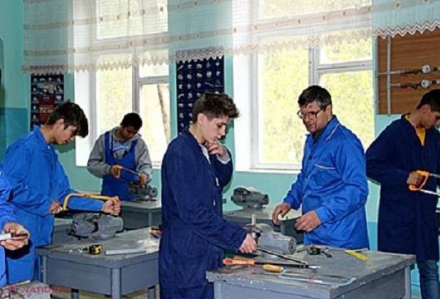Tinerii din familii sărace pot obține BURSE unice care să le acopere inclusiv cazarea și masa în instituțiile de învățământ profesional-tehnic