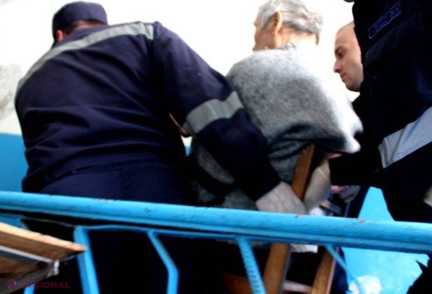 Îndrăzneală // A solicitat ajutorul salvatorilor pentru a ridica un bătrân la etajul patru