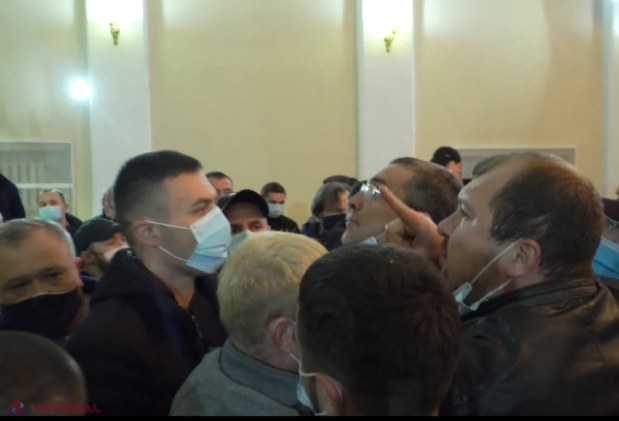 VIDEO, FOTO // Renato Usatîi și susținătorii săi au intrat la întâlnirea electorală a lui Dodon de la Fălești. Dodon a fost nevoit să PLECE din sală. „Se ascunde după BODYGUARZI. Te voi urmări în fiecare zi”