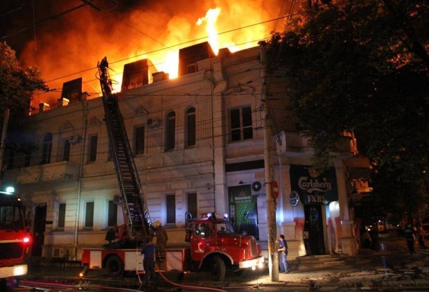 Noapte de FOC pentru pompieri! Un incendiu a mistuit acoperișul unui bloc din centrul Chișinăului