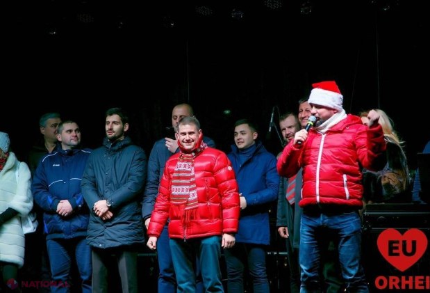 FOTO // Bradul din Orhei are 27 de metri și a „îmbrăcat haine naţionale”. Mii de localnici au venit la inaugurarea Pomului de Crăciun