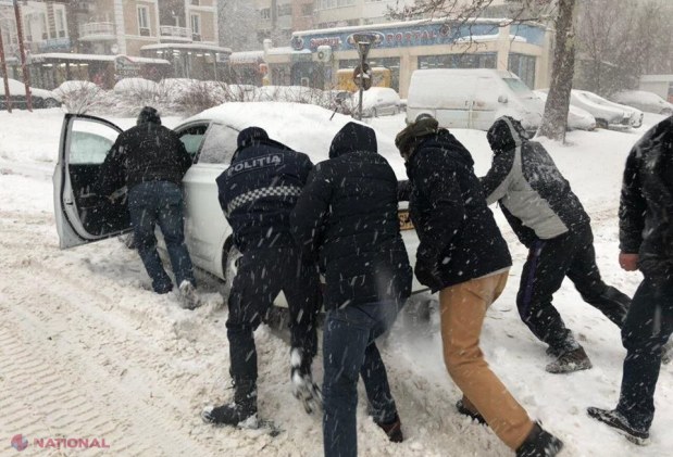 VIDEO, FOTO // Peste 103 accidente minore în ultima zi. O mașină s-a RĂSTURNAT, iar un microbuz a ARS aproape complet. Sfaturile lui Cavcaliuc pentru șoferi și pietoni