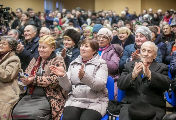 FOTO // Oamenii din Grozești și-au făcut cu greu loc în sală, la întâlnirea cu consăteanul Vlad Plahotniuc: „Oamenii știu că eu le-am rămas mereu aproape”
