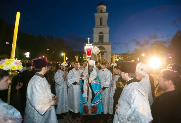 REPORTAJ FOTO // Mitropolitul Vladimir şi conducerea statului au împărţit FOCUL HARIC enoriaşilor