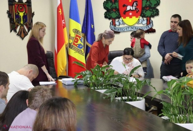 FOTO // Mamele din Orhei continuă să primească ALOCAȚII de 7 000 și 10 mii de lei datorită unei inițiative lansate de Șor