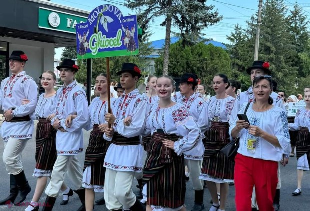 FOTO // Parada INEDITĂ la Bălți. Sute de persoane au promovat portul popular ROMÂNESC pe străzile din capitala de nord a R. Moldova