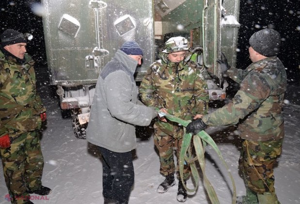FOTO, VIDEO // Militarii Armatei Naționale au DEBLOCAT din nămeți 42 de unități de transport și 45 de persoane. S-a intervenit și cu tehnică cu șenile