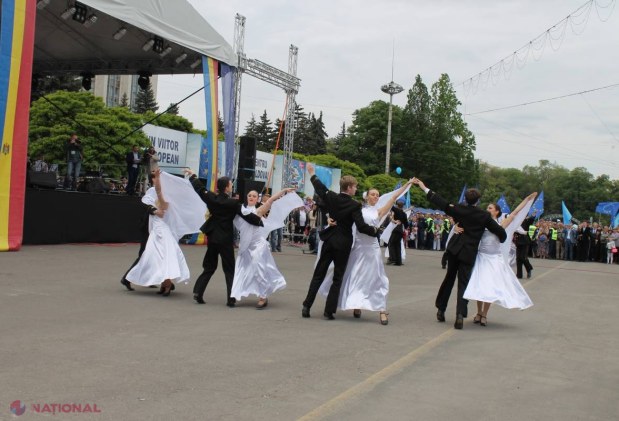 FOTO // Ziua Europei, marcată cu FANFARE și DANSURI în centrul Chișinăului!