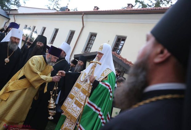 FOTO // Patriarhul Kiril, întâmpinat cu trandafiri albi la Căpriana