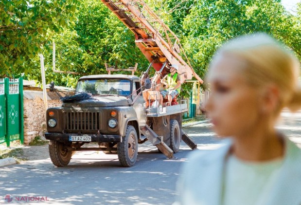 FOTO // La doar o săptămână de la preluarea mandatului, Marina Tauber a început lucrările de iluminare stradală în satul Lopatna