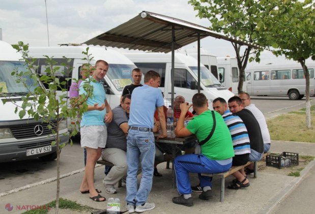 FOTOREPORTAJ // Șoferii care protestează DISCUTĂ APRINS și JOACĂ în cărți