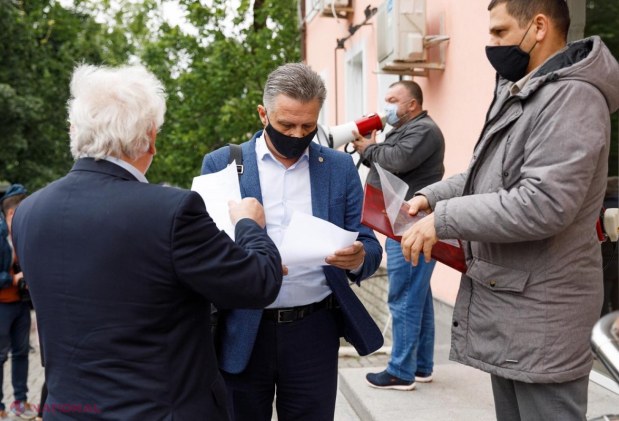 VIDEO, FOTO // Ample ACȚIUNI DE PROTEST în toate raioanele R. Moldova. Cetățenii R. Moldova, susținuți de Partidul „ȘOR”, i-au cerut lui Dodon să demisioneze: „Guvernare este mai periculoasă decât COVID-19”