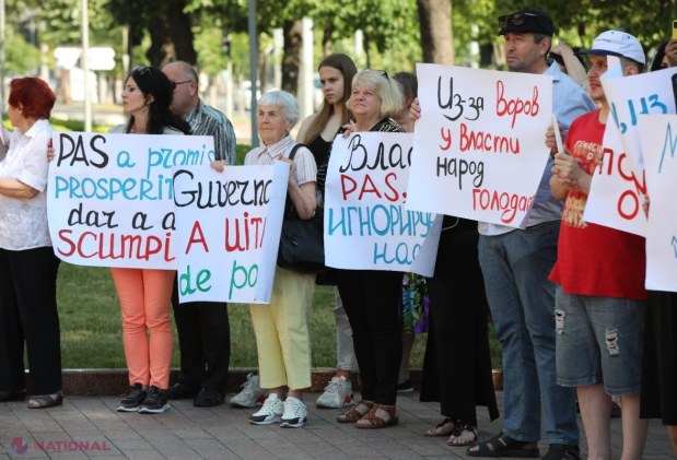 Partidul „ȘOR” și PCRM au PROTESTAT împreună în fața Parlamentului față de scumpirea energiei electrice: „Cu PAS la guvernare revenim la lumânare!”