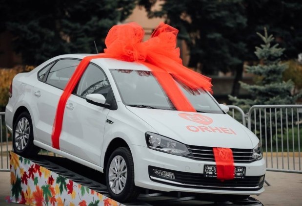 FOTO // Ea este orheianca care a intrat în posesia AUTOMOBILULUI pus la bătaie în cadrul tombolei organizate de Hramul orașului Orhei
