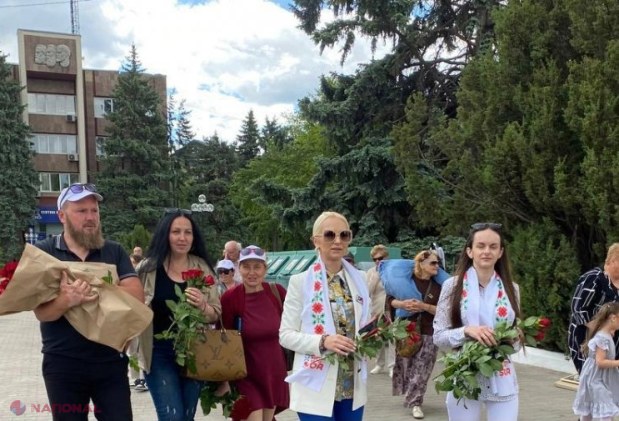 Echipa Partidului „ȘOR”, în frunte cu Marina Tauber, le-au împărțit bălțenilor flori, în semn de recunoștință și respect