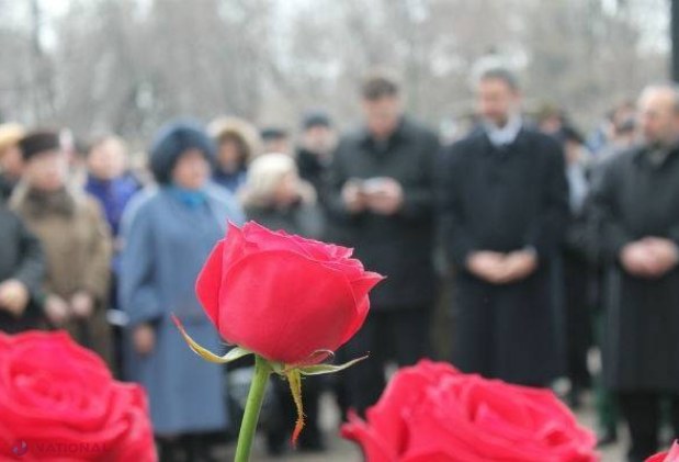 REPORTAJ FOTO // Rând la bustul lui Mihai Eminescu, de ziua lui
