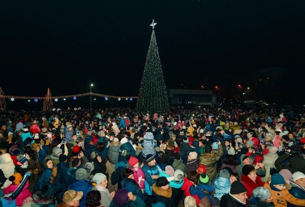 FOTO // Au luat exemplu de la autoritățile din Orhei. La Taraclia a fost inaugurat, cu mare fast, Pomul de Crăciun. Circa 4 000 de persoane au participat la eveniment