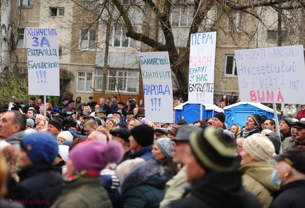 FOTO // Peste 10 mii de persoane PROTESTEAZĂ la Curtea de Apel Chișinău împotriva excluderii candidatului Partidului „ȘOR” din cursa electorală de la Hâncești: „E un abuz din partea guvernării dodoniste”