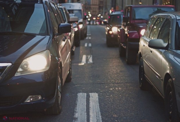 ATENȚIE, ȘOFERI! În perioada 1 noiembrie - 31 martie sunteți obligați să circulați cu lumina aprinsă în faruri și pe timp de zi: Ce amenzi riscați