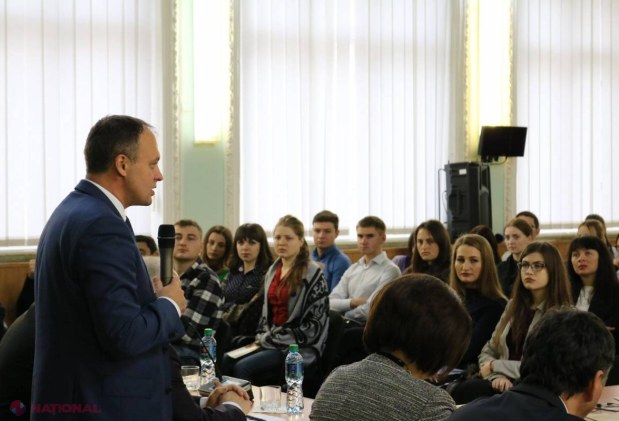 Trei studenți cu cele mai notabile PERFORMANȚE vor primi BURSE speciale din partea spicherului Andrian Candu. E vorba de 30 de mii de lei