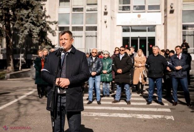 VIDEO, FOTO // Reprezentanții instituțiilor de învățământ din raionul Orhei intră, de astăzi, în GREVĂ japoneză. Aceștia cer Guvernului să aloce mai mulți bani pentru ca școlile, grădinițele să-și poată plăti FACTURILE