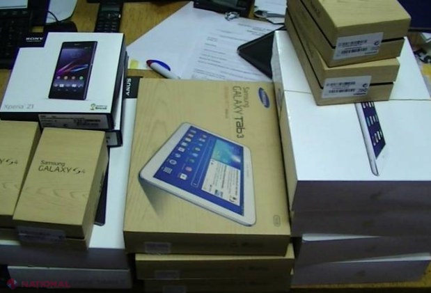 Telefoane mobile și tablete ascunse printre colete, reținute de vameşi