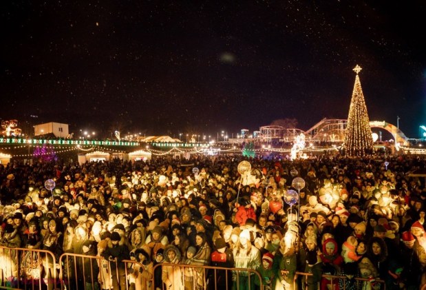 FOTO // Asistență RECORD la deschiderea Târgului de Crăciun de la „Orheiland”: „Atmosfera este una extraordinară, iar pe an ce trece e tot mai frumos”
