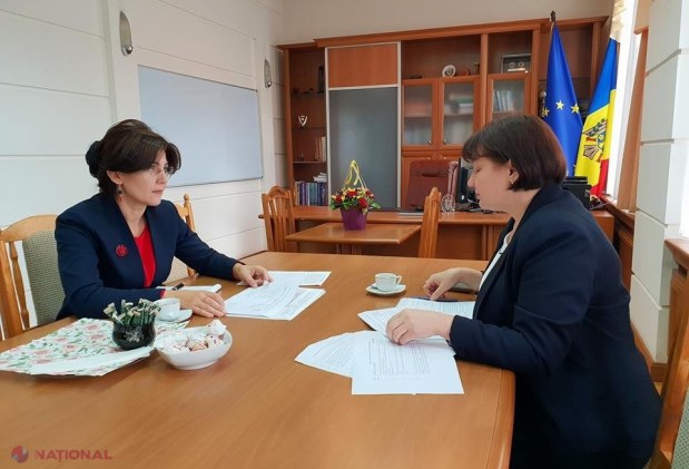 FOTO // Svetlana Cebotari i-a predat CHEILE de la birou succesoarei Silvia Radu. Despre ce au discutat actualul și fostul ministru al Sănătății