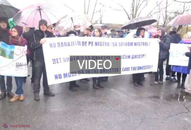 VIDEO // PROTEST la Ambasada Ucrainei de la Chișinău, împotriva construcției a șase hidrocentrale pe râul Nistru care ar putea lăsa FĂRĂ APĂ jumătate din populația R. Moldova