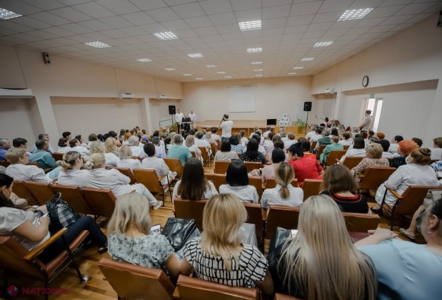 VIDEO // O policlinică din Chișinău a primit o TONĂ de dezinfectant și un televizor de la asociația A.S.I.C.S.