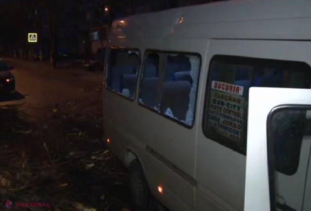 Chişinău // Vântul a doborât un copac peste un microbuz cu pasageri
