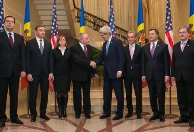 FOTO // Putin și Medvedev privesc de jos în sus la Iurie Leancă