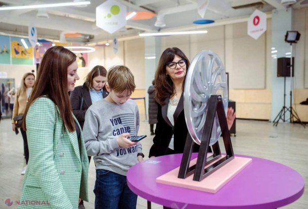 „Călătorie în timp”, expoziție organizată în premieră la Chișinău: Vizitatorii au posibilitatea de a experimenta iluzii optice și mașini inedite, create în R. Moldova 