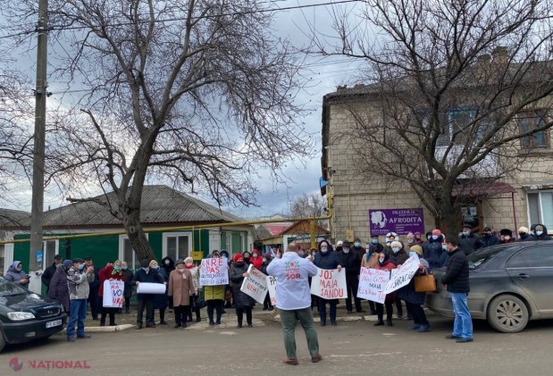 FOTO // Protest cu SACI de facturi în 22 de localități din R. Moldova. Reprezentanții Partidului „ȘOR” au lăsat facturile la sediile PAS