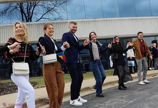 FOTO // Diaspora din SUA beneficiază de serviciile a două CONSULATE noi - cel din Chicago și Sacramento. Moldovenii din Chicago au încins o HORĂ în fața consulatului 