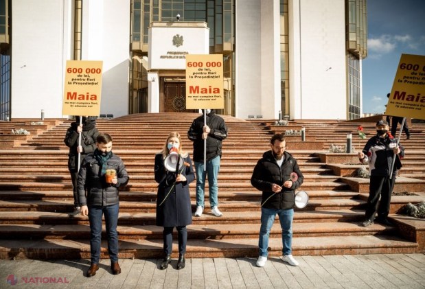 FOTO // „Bani de flori aveți, dar de pensii nu!”. Simpatizanții Partidului „ȘOR” i-a adus flori Maiei Sandu, inclusiv cactuși, pentru „ca să nu cheltuie banii poporului”