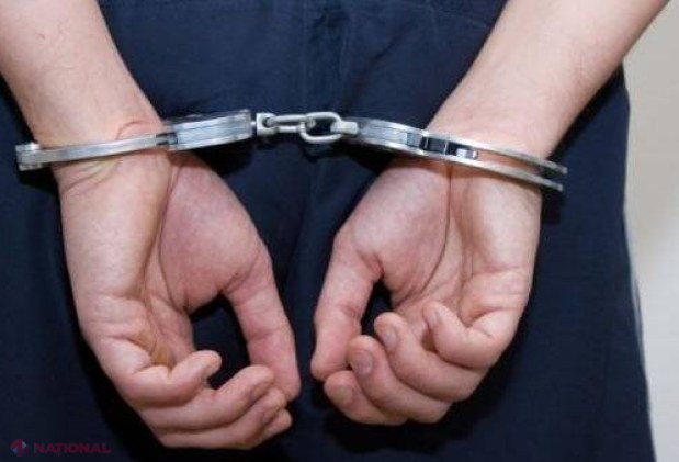 Proxenet la doar 18 ani, încătușat de polițiști