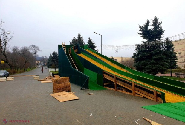 FOTO // În premieră, după modelul Orheiului, la Taraclia se va deschide Târgul de Crăciun. Pregătirile sunt pe ultima SUTĂ DE METRI. Vizitatorii vor putea bucura de un tobogan, mai multe caruseluri și un PATINOAR