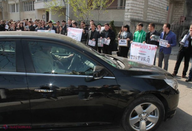 FOTO 7 aprilie // Protest în fața sediului comuniștilor: „Nu uităm!”
