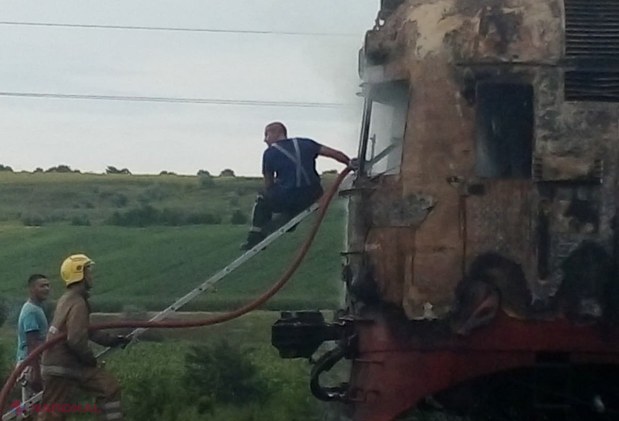 FOTO // Un tren plin cu pasageri a luat FOC din mers la Fălești: Două persoane, la spital