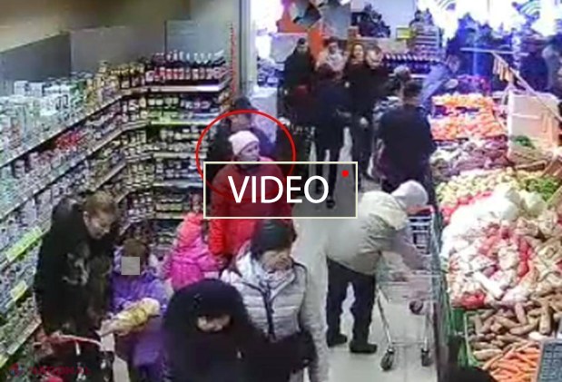 VIDEO // Femeia din imagini ar fi furat un portmoneu burdușit cu bani într-un market de la Ciocana: O recunoști?